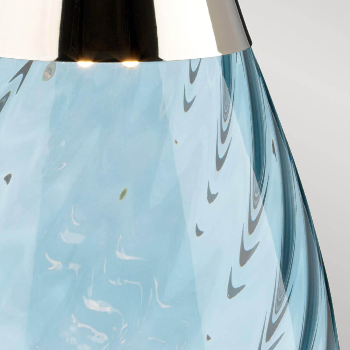 Détail du haut de la base en verre éclairée par l'ampoule interne