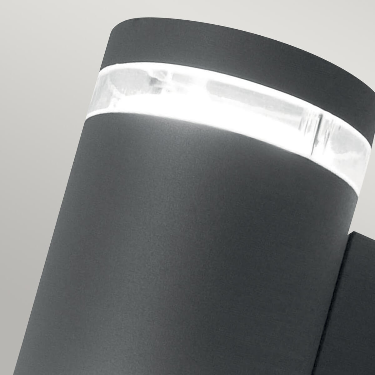Gros plan sur la bande de verre supérieure et sa finition satinée anthracite