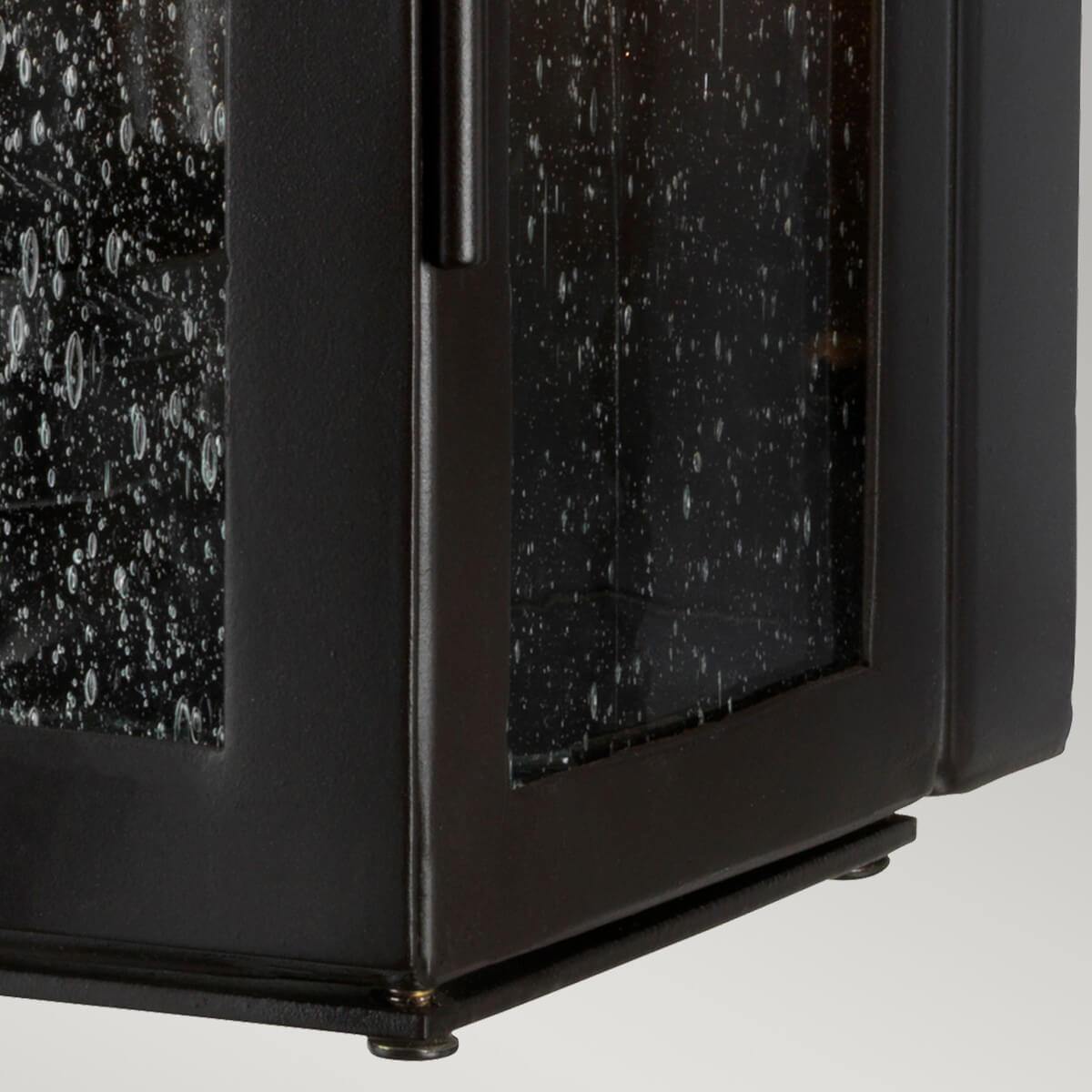 Détail du coin inférieur, panneau de verre mouillé et piètement métallique