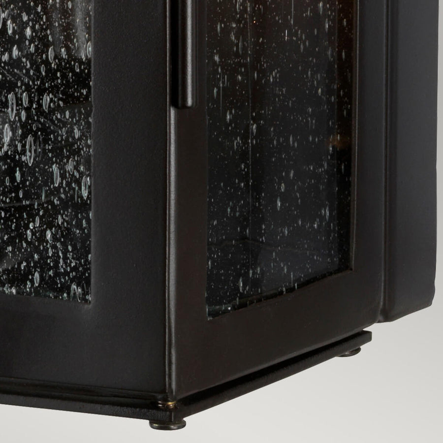 Détail du coin inférieur, panneau de verre mouillé et piètement métallique