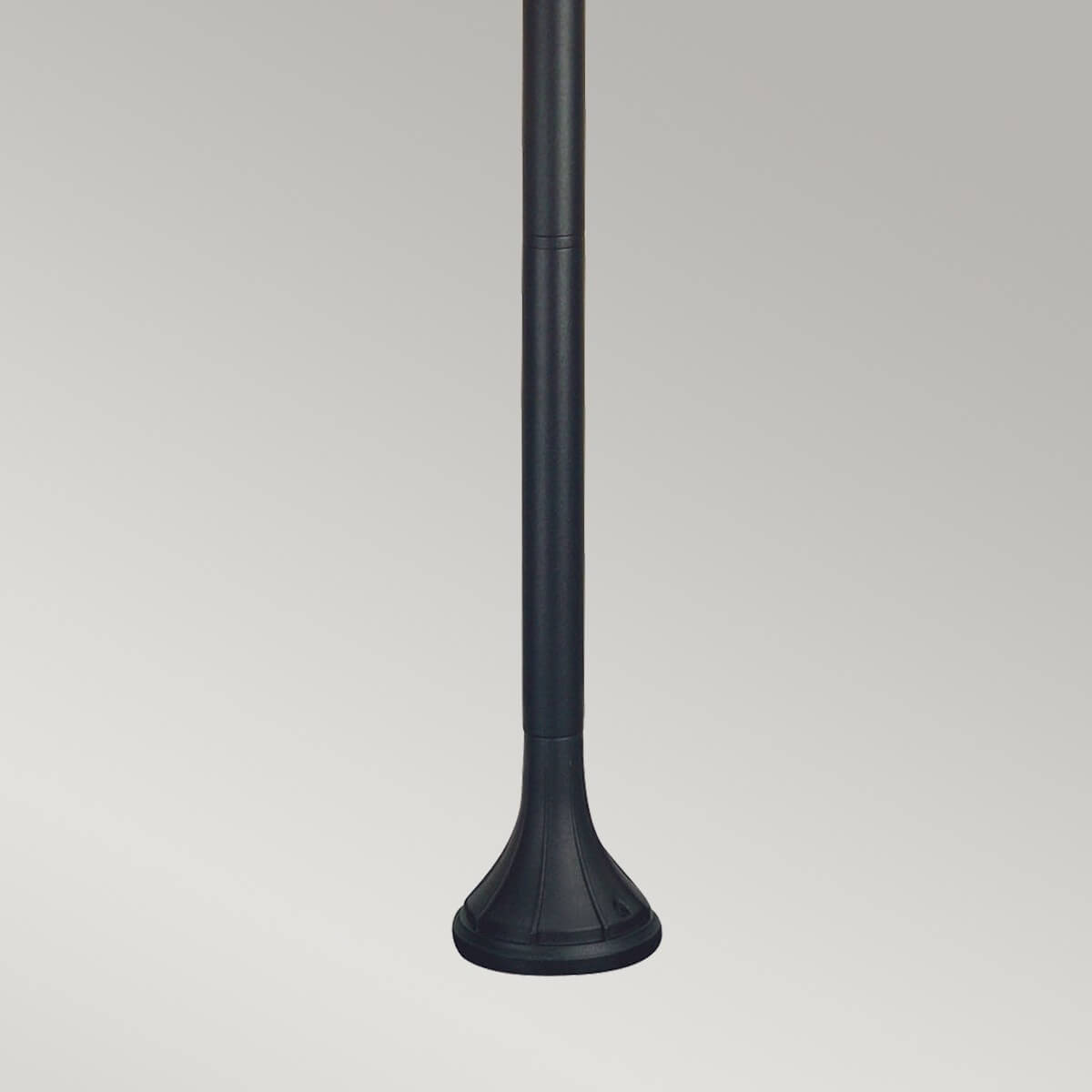 Détail de la base et du bas du pied cylindrique noir.