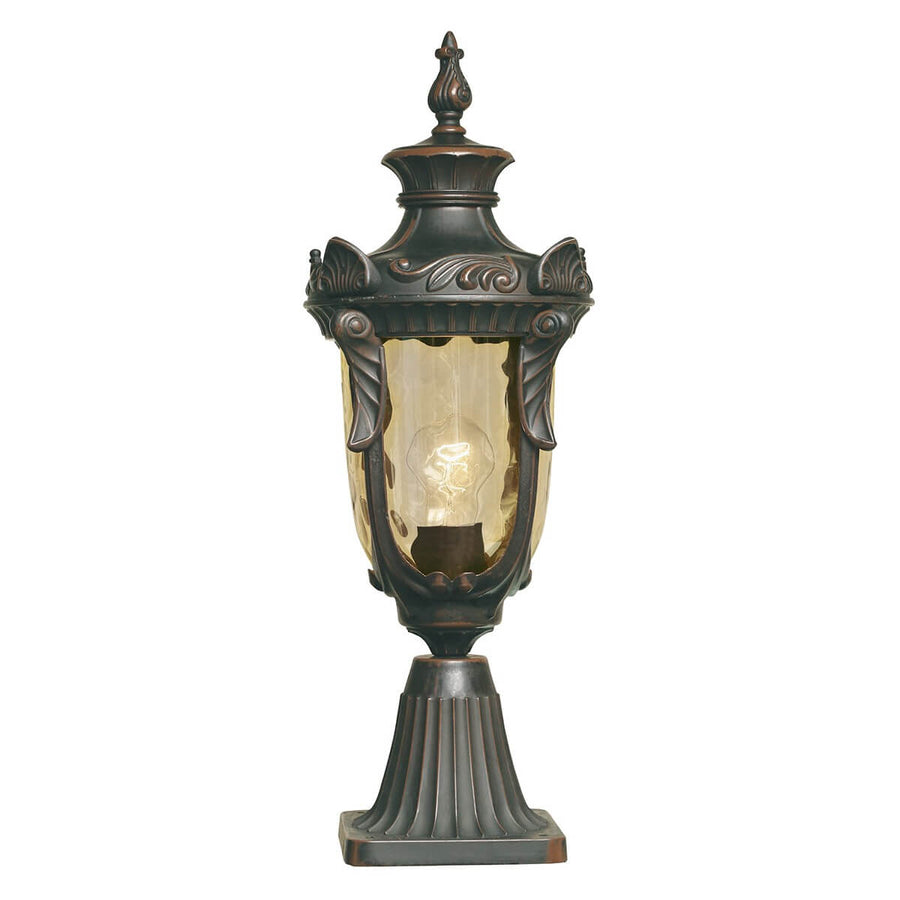Lampadaire extérieur vu de face, verre ambré et ampoule allumée