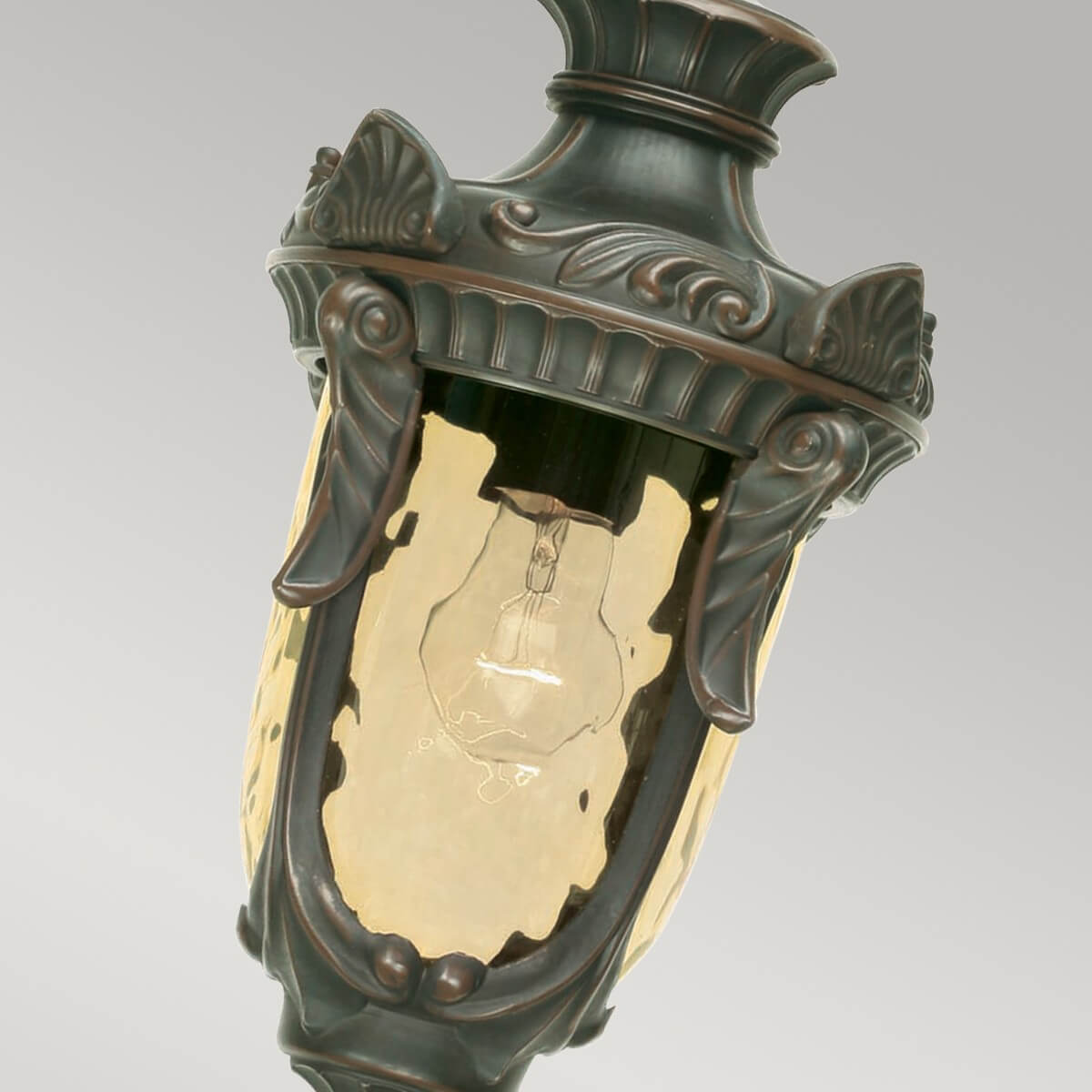 Vue de trois quarts montrant les motifs feuillagés et le verre ondulé doré