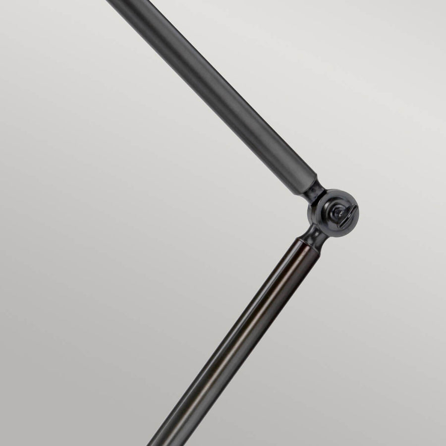 Détail de l'articulation vissée reliant les deux bras métalliques du lampadaire.