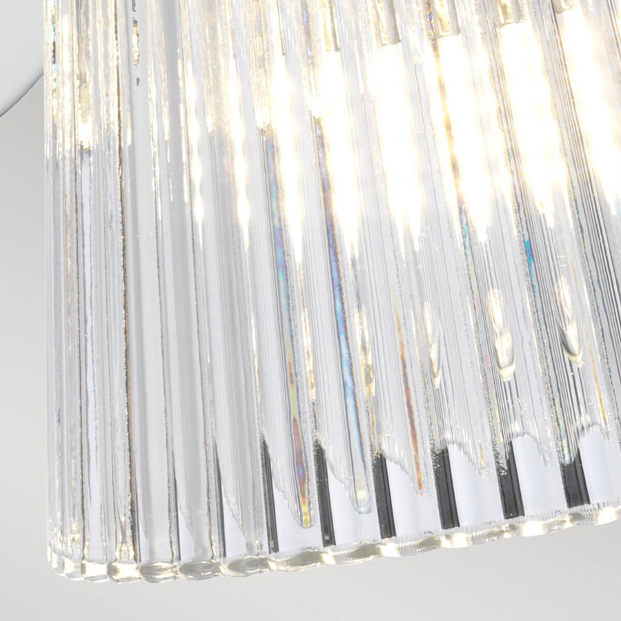 Gros plan sur le verre strié et les jeux de lumière irisés