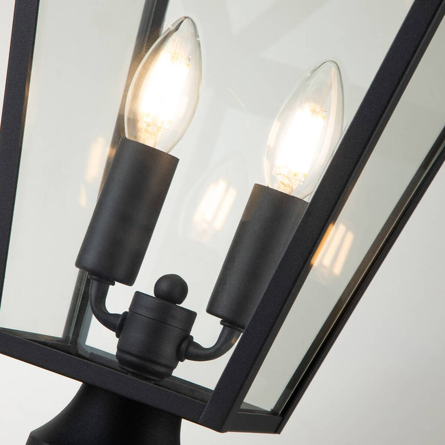 Détail des deux douilles et ampoules bougies allumées à l'intérieur du luminaire.