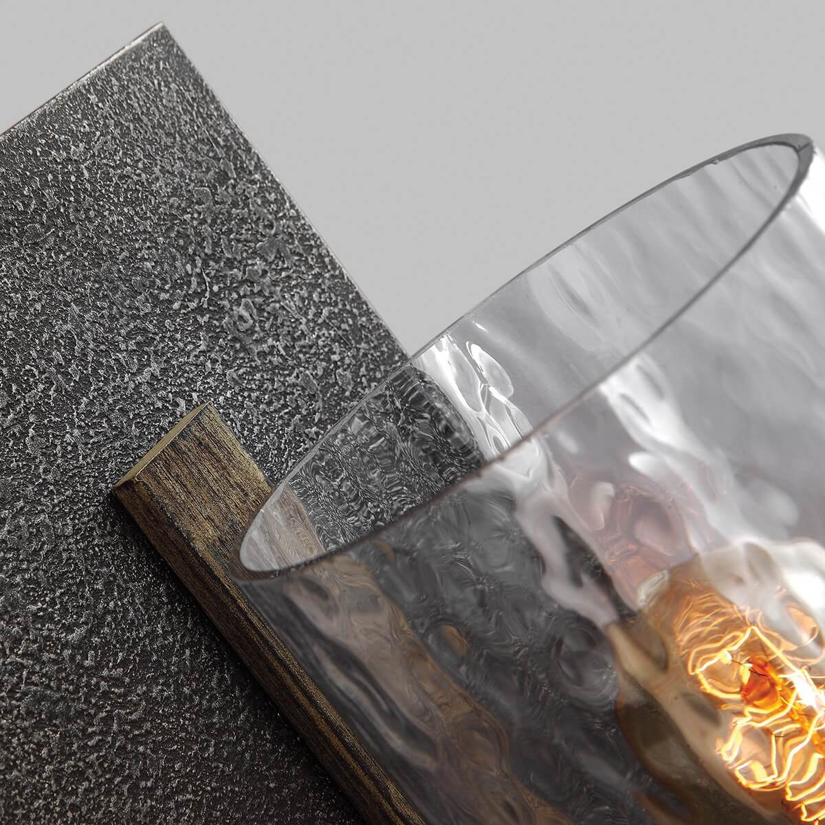 Détail de la plaque en métal moucheté et du verre martelé transparent