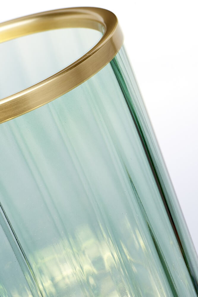Détail du cercle supérieur en laiton brossé et du verre vert à côtes verticales.