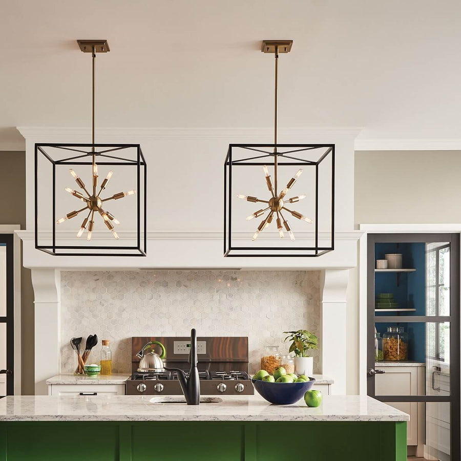 Vue large d'une cuisine avec deux luminaires cubiques suspendus et crédence hexagonale blanche