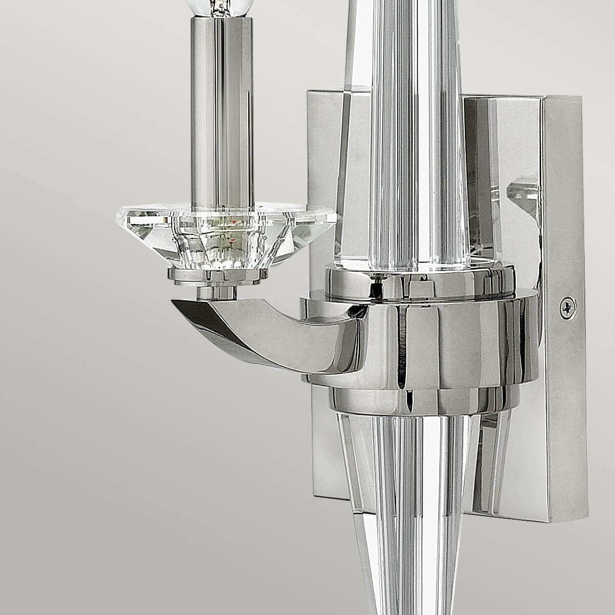 Détail du bras en nickel poli et de la coupelle en cristal taillé