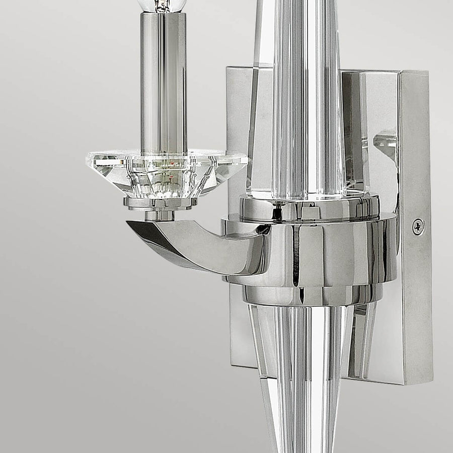 Détail du bras en nickel poli et de la coupelle en cristal taillé