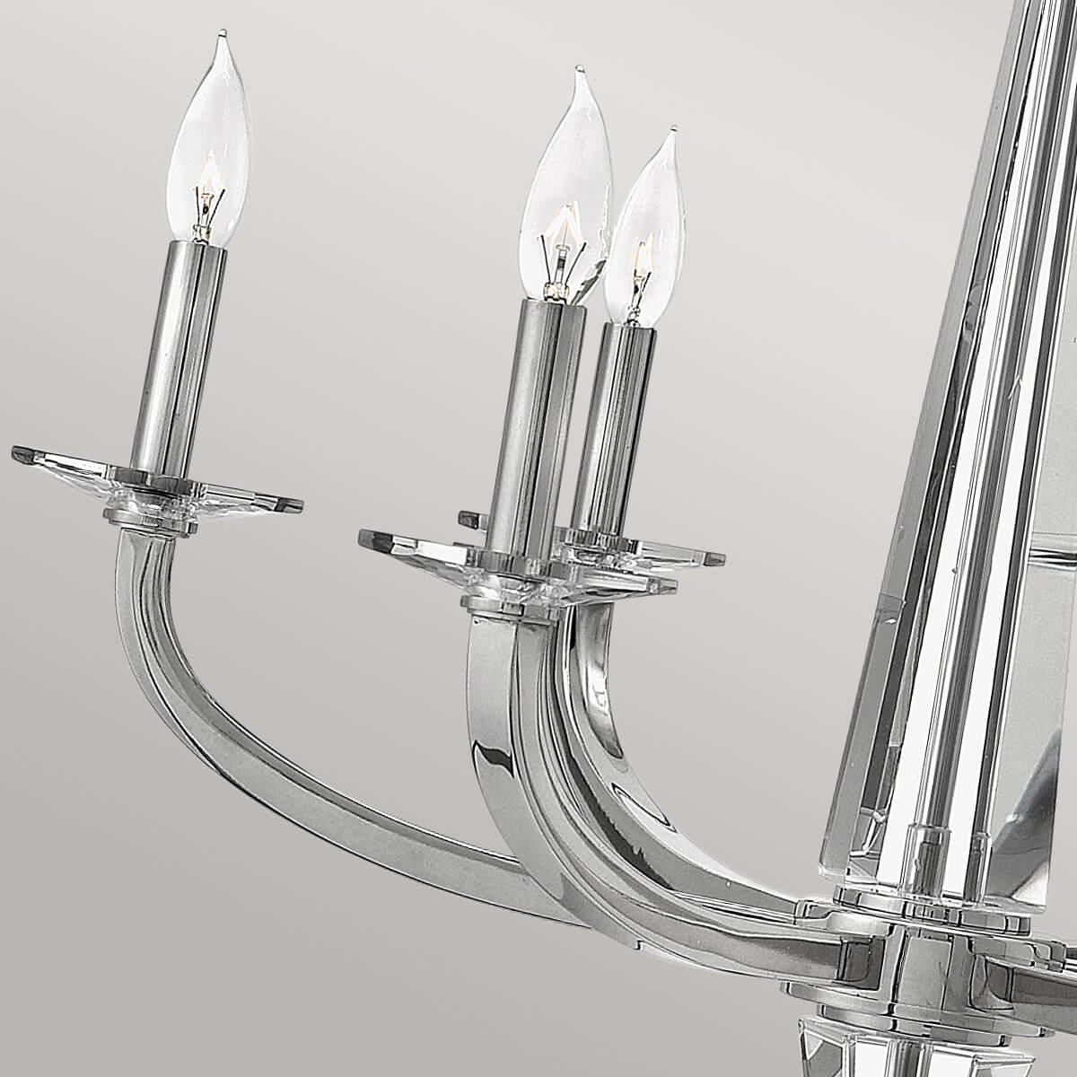 Gros plan des bras, douilles bougies et coupelles en cristal transparent