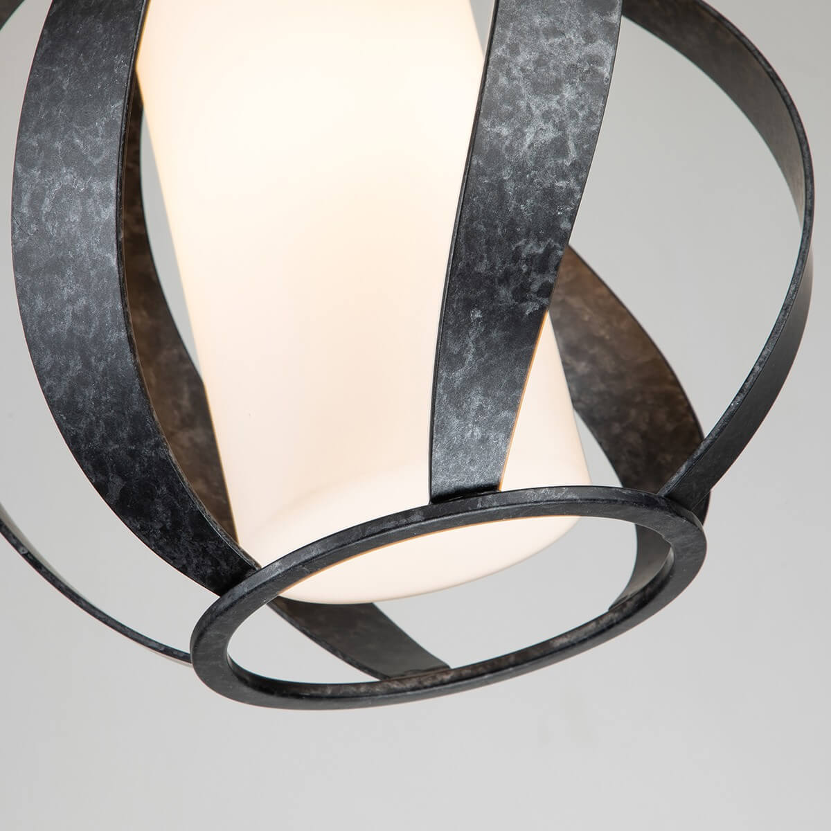 Suspension extérieure Blacksmith noire et opale, verre