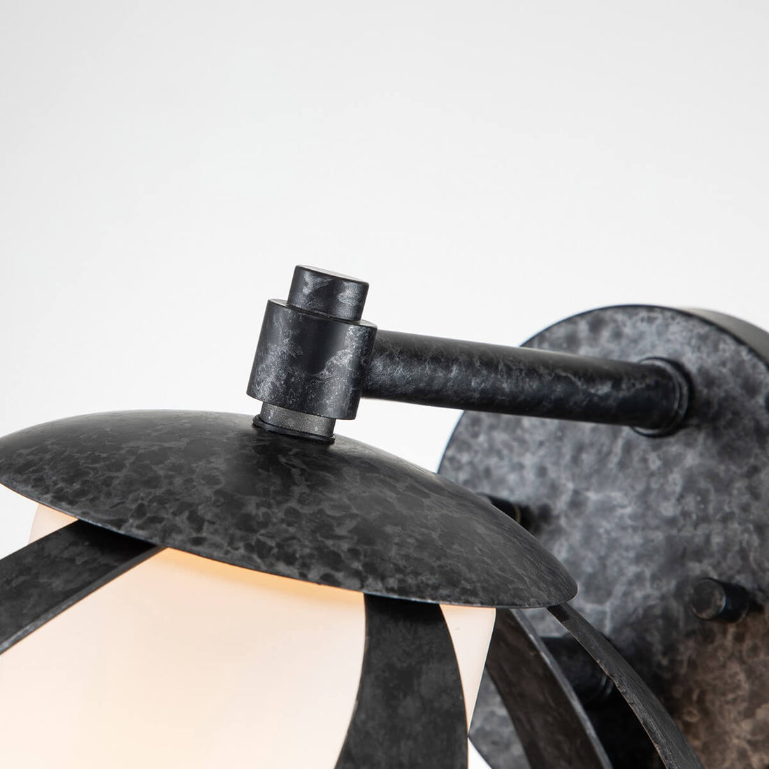 Applique murale Blacksmith noire et opale, verre