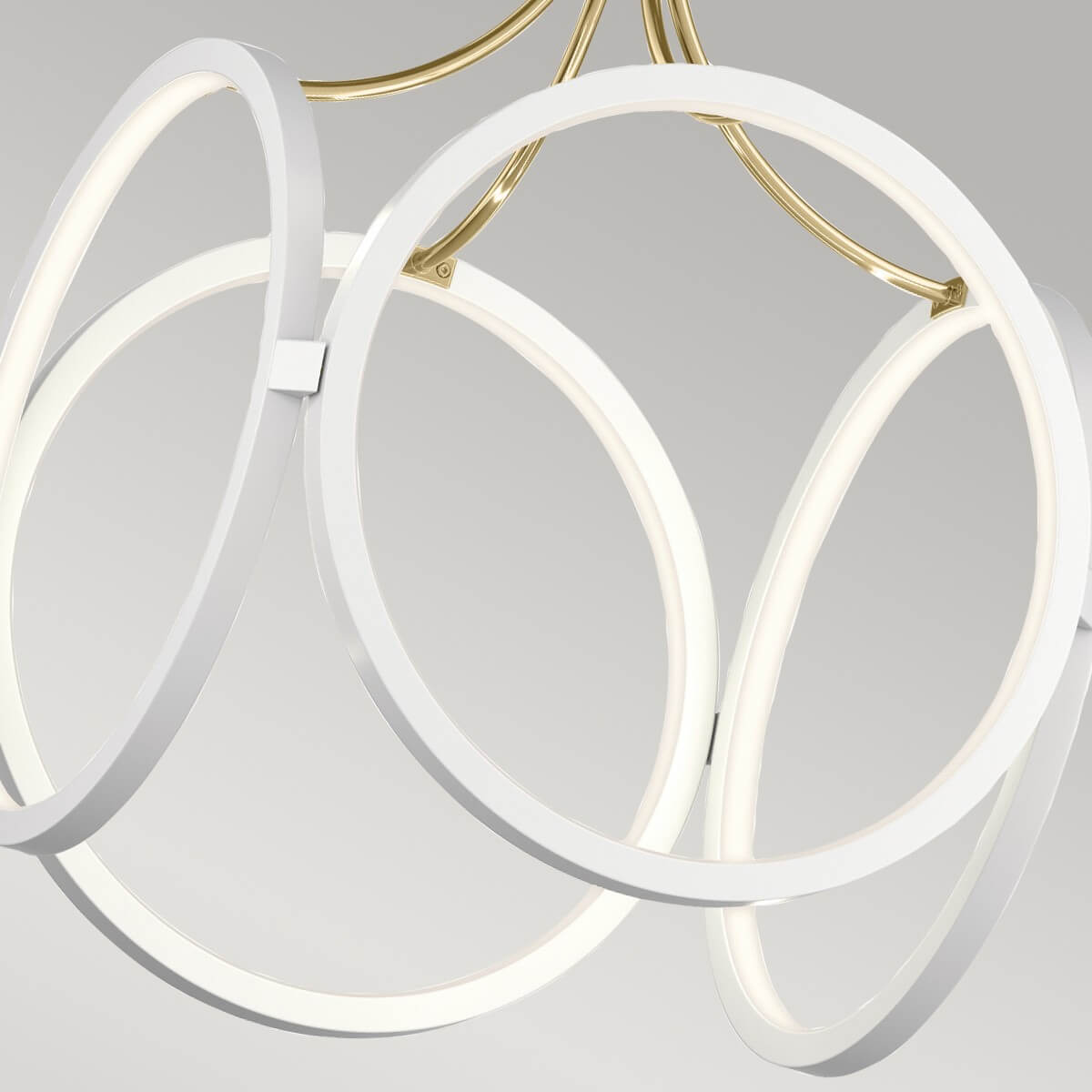 Vue rapprochée des anneaux blancs diffusant une lumière LED chaleureuse