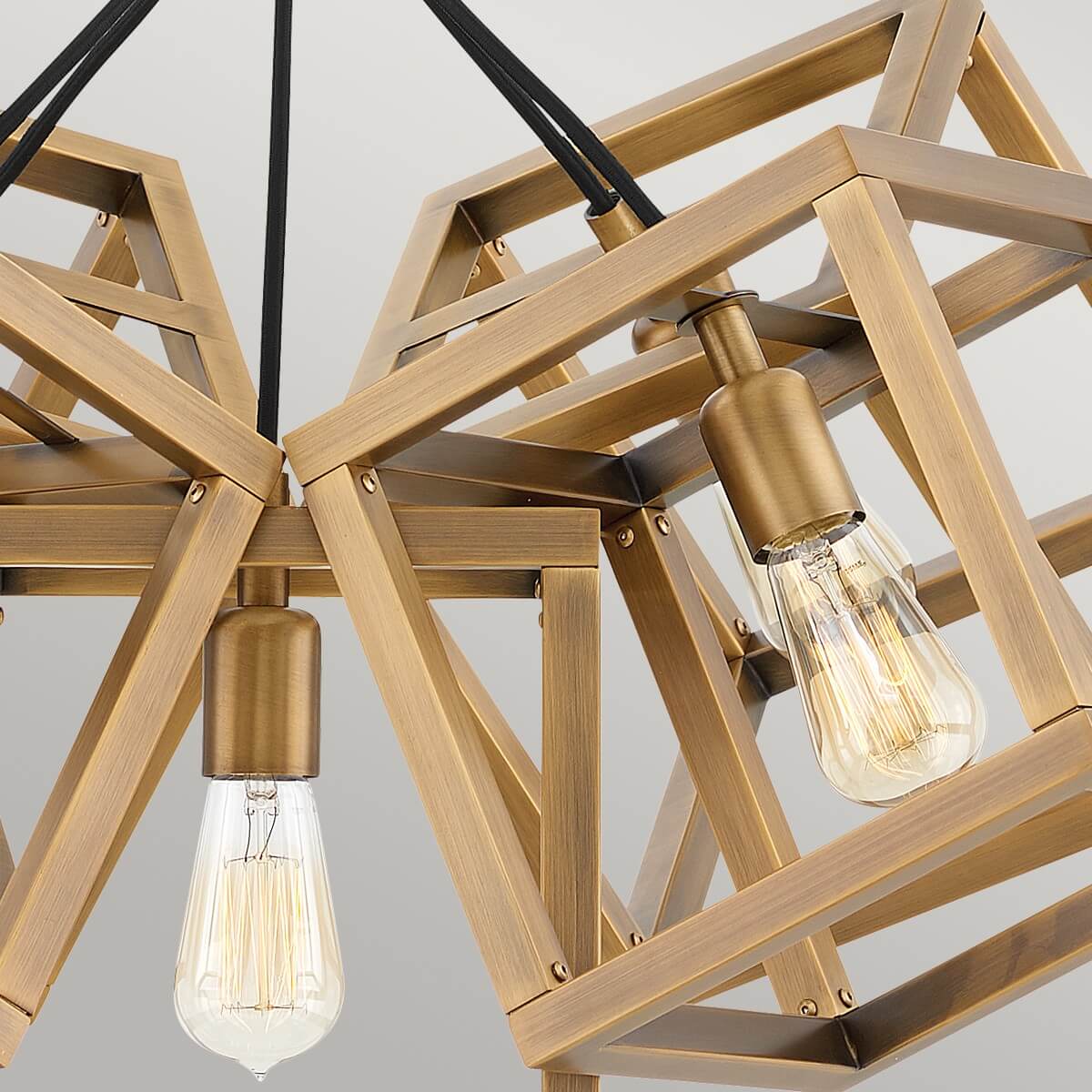 Gros plan sur les cages cubiques et les ampoules à filament vintage allumées