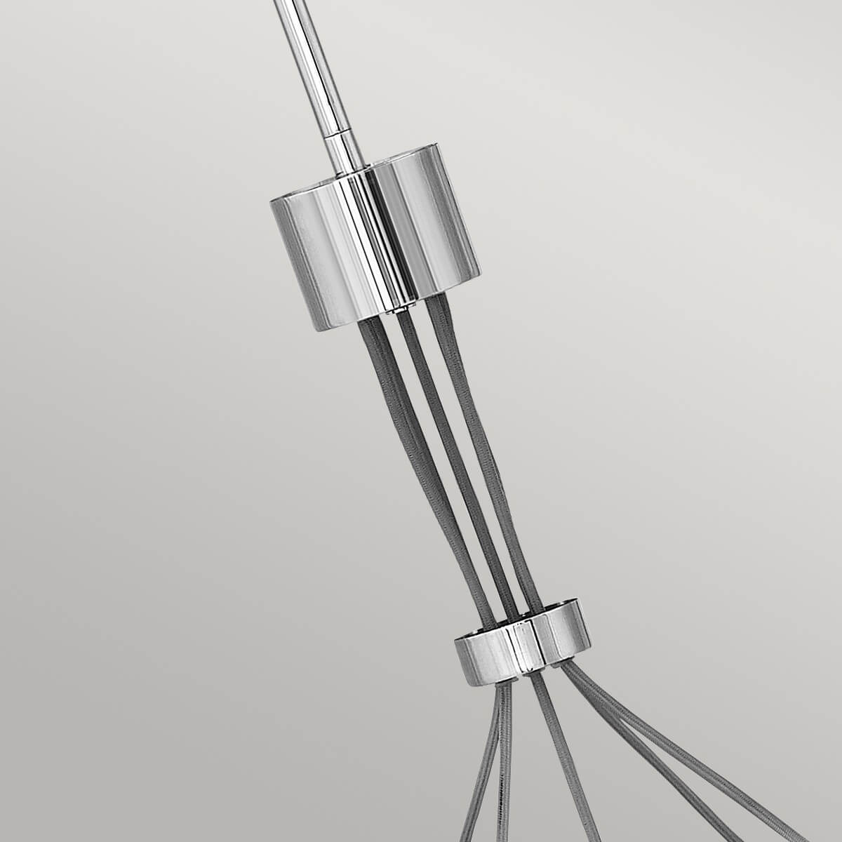Détail du raccord cylindrique et des câbles tressés gris de la suspension