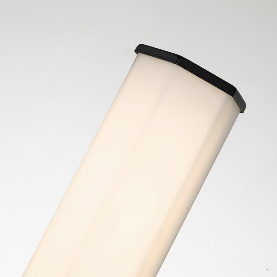 Détail du sommet du diffuseur opalin coiffé d'un embout noir mat