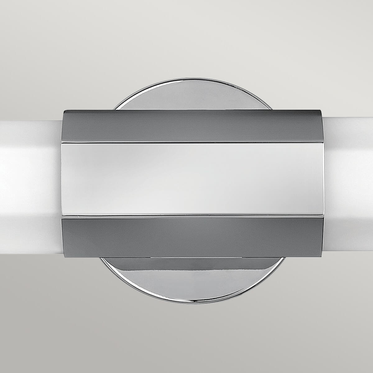 Détail du centre chromé et du support circulaire fixé au mur, finition brillante