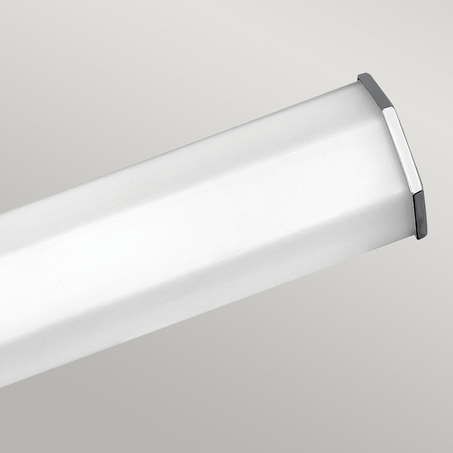 Gros plan de l'extrémité du tube de verre opalin et de son embout chromé biseauté