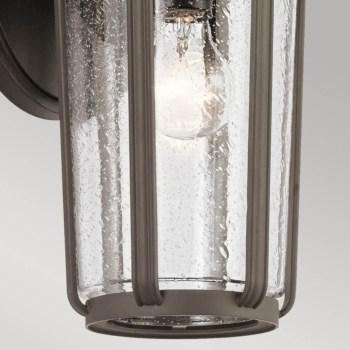 Détail du verre granulé laissant voir l'ampoule allumée à l'intérieur