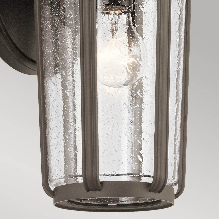 Détail du verre granulé laissant voir l'ampoule allumée à l'intérieur
