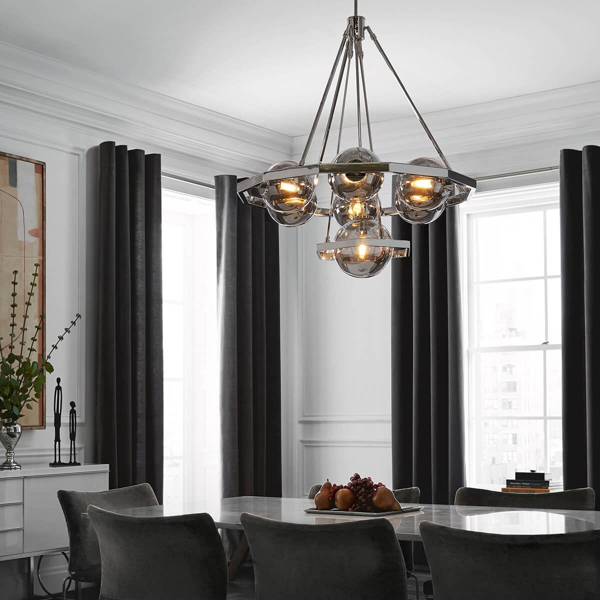 Mise en ambiance du lustre au-dessus d'une table de salle à manger aux rideaux sombres