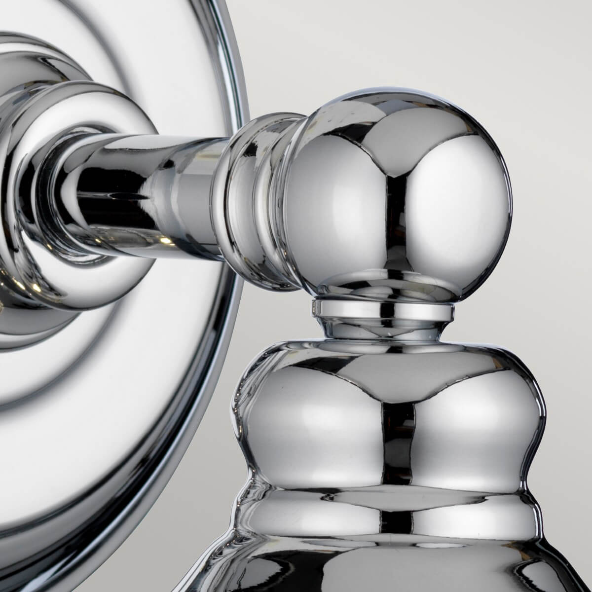 Détail du bras chromé et de la rotule sphérique fixée à la platine ronde
