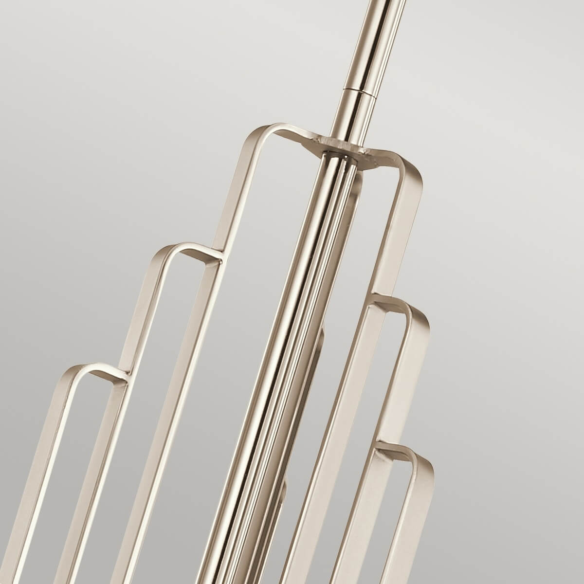 Détail du cadre central en métal nickel avec tiges verticales étagées