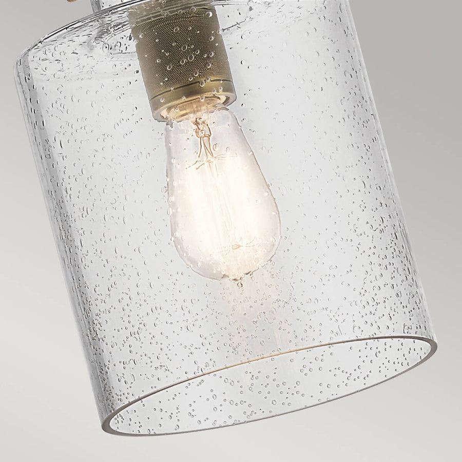 Détail de l'ampoule allumée à l'intérieur du cylindre en verre grenu