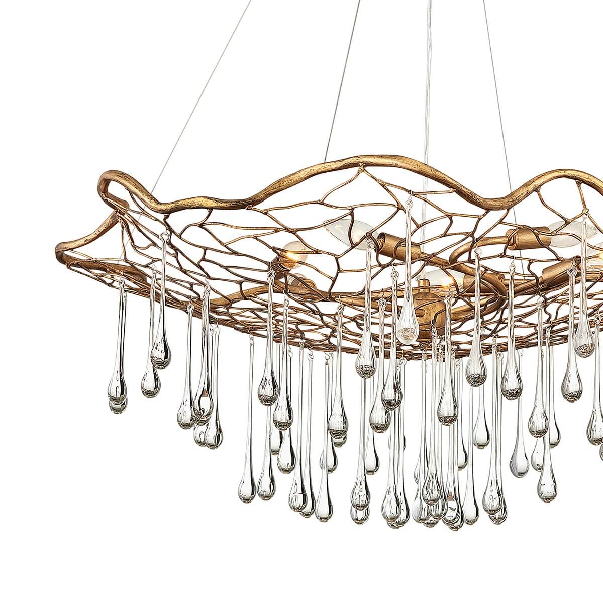 Vue rapprochée du panier doré en branches tressées et de ses pendants