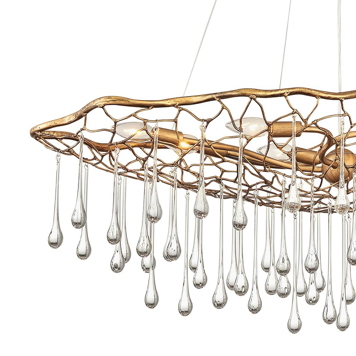 Gros plan sur la structure dorée en forme de branches et les gouttes de verre