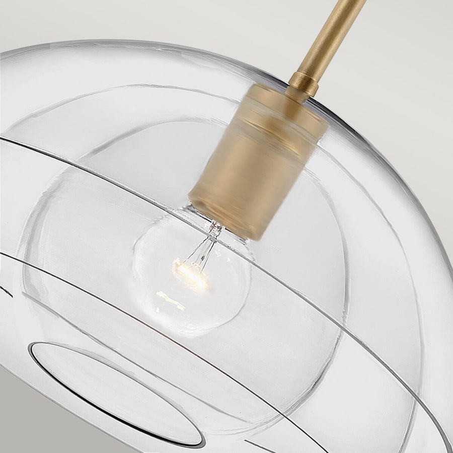 Gros plan sur la douille en laiton et l'ampoule allumée sous le verre