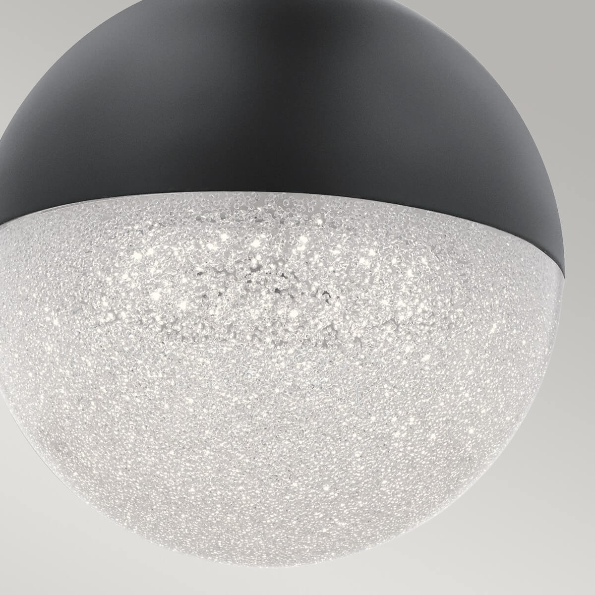 Gros plan sur la finition du verre moucheté et sa lumière