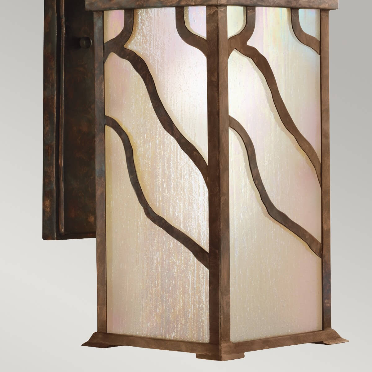 Détail du bas de l'applique avec verre strié et motifs métalliques en vagues.