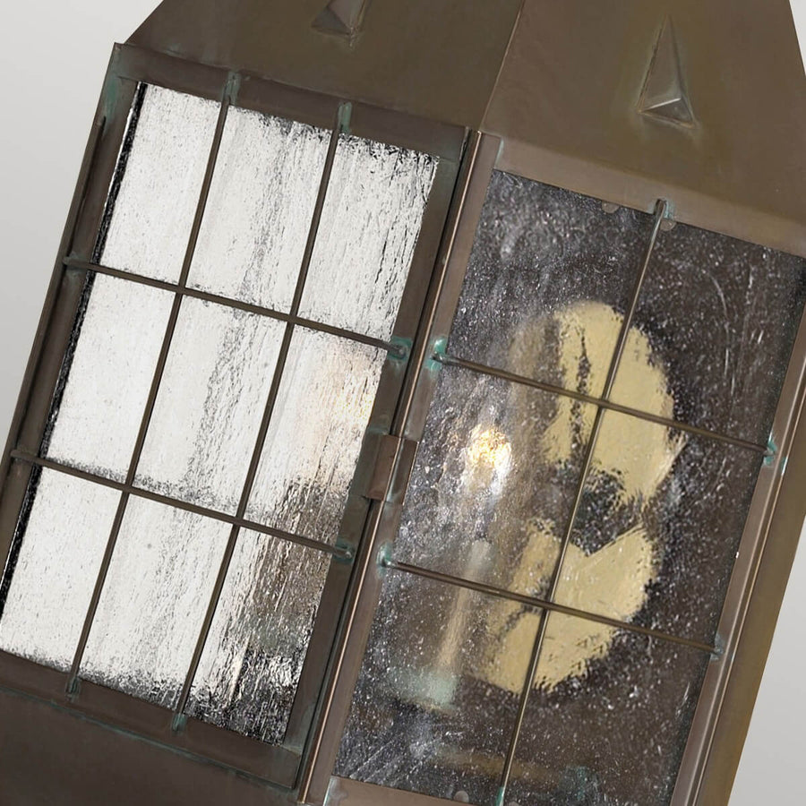 Gros plan sur le verre strié, la grille métallique et la porte de l'applique