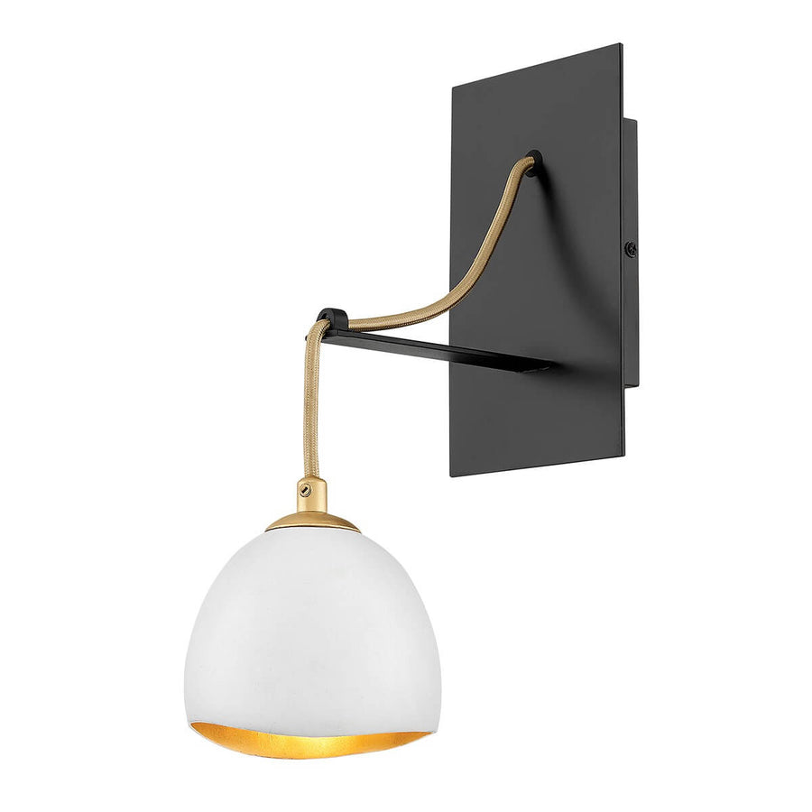 Vue de trois quarts du luminaire : platine noire, bras et câble doré