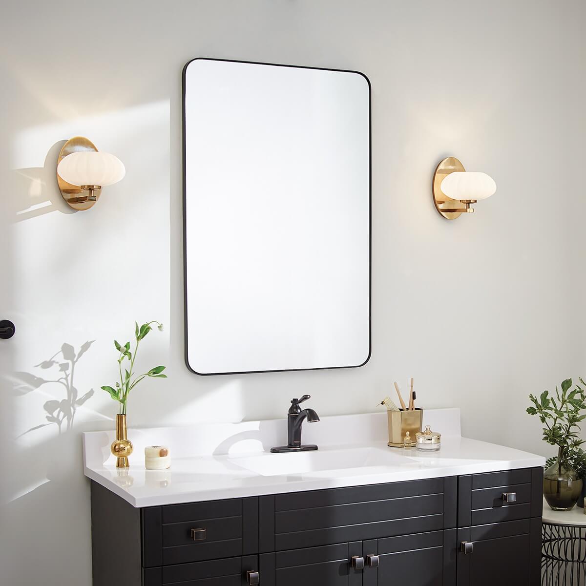 Mise en ambiance dans une salle de bain, deux appliques de part et d'autre du miroir.