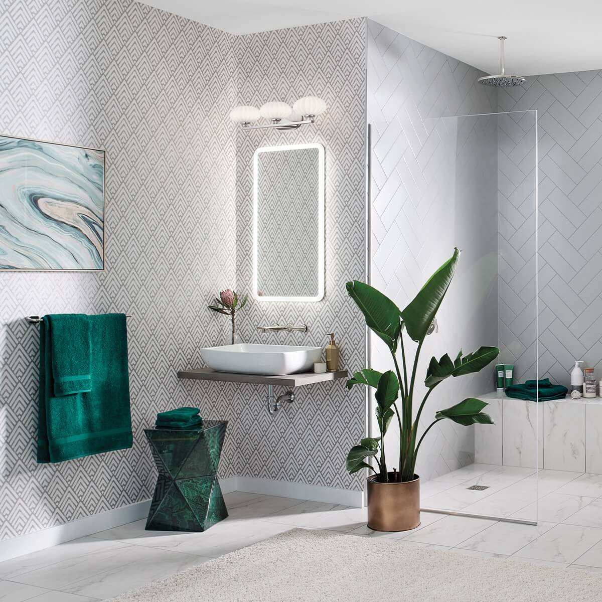 Mise en ambiance de l'applique au-dessus d'un miroir dans une salle de bain