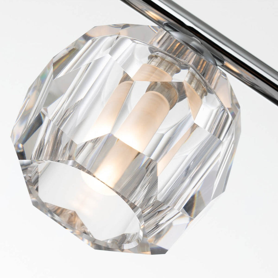 Détail rapproché d’une sphère de cristal taillé éclairée de l’intérieur