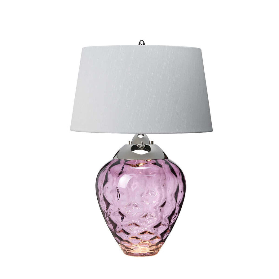 Lampe à poser de face, abat-jour blanc et base en verre rose, finition nickel poli