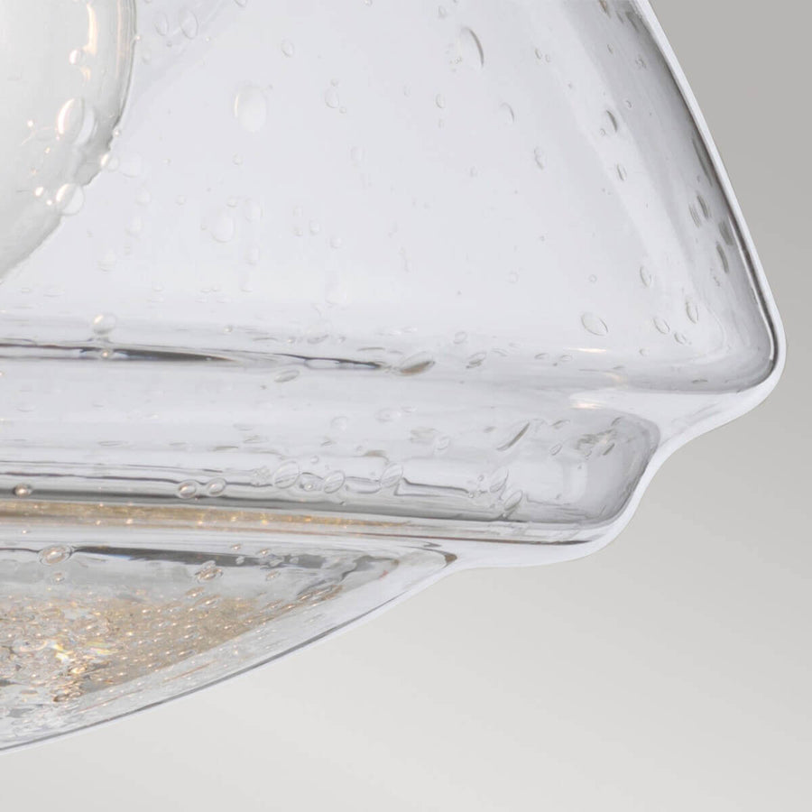 Gros plan sur la texture du verre moucheté et le bord épais de la vasque