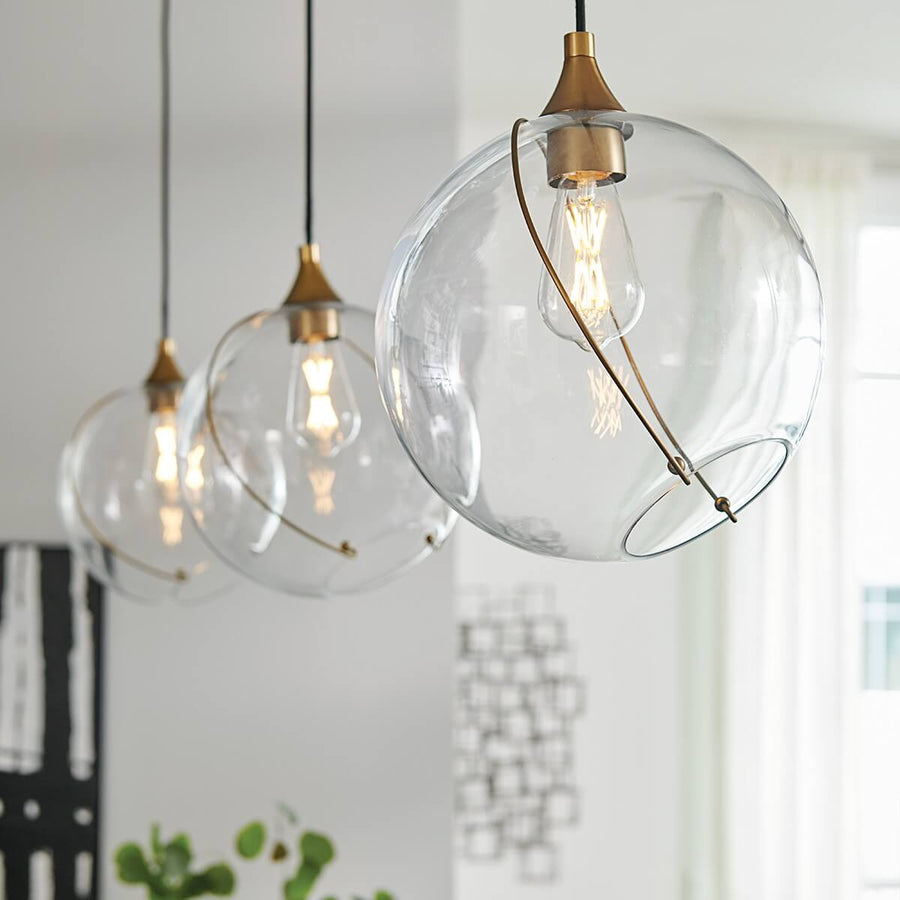 Gros plan rapproché sur deux globes en verre et leurs ampoules allumées
