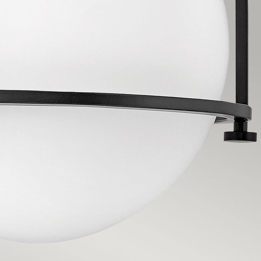 Vue rapprochée du bas de la sphère opaline et de ses attaches vissées