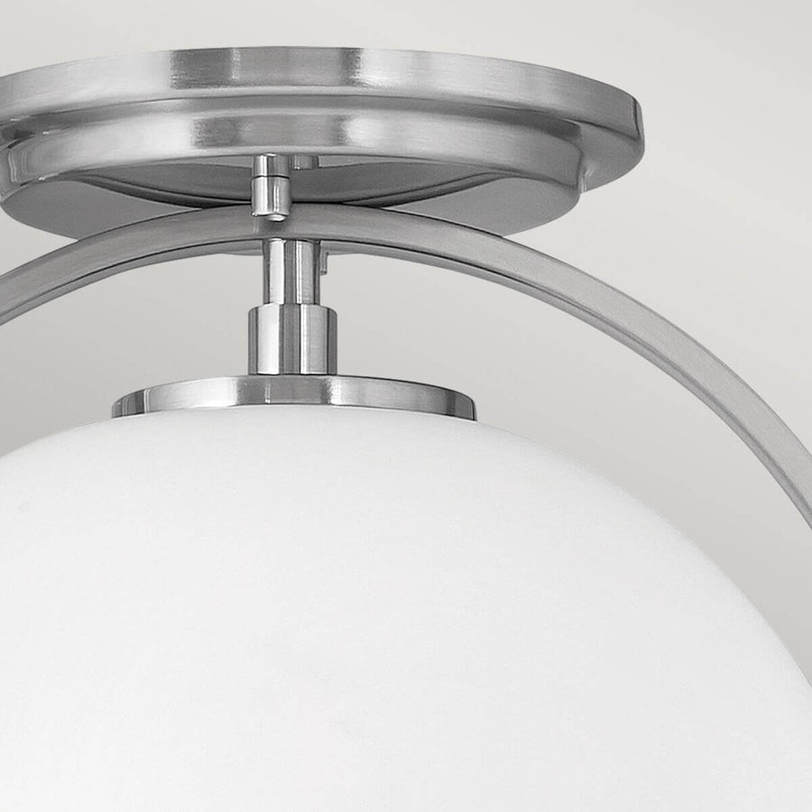 Détail du montage au plafond : rosace ronde et tige filetée en nickel satiné brossé