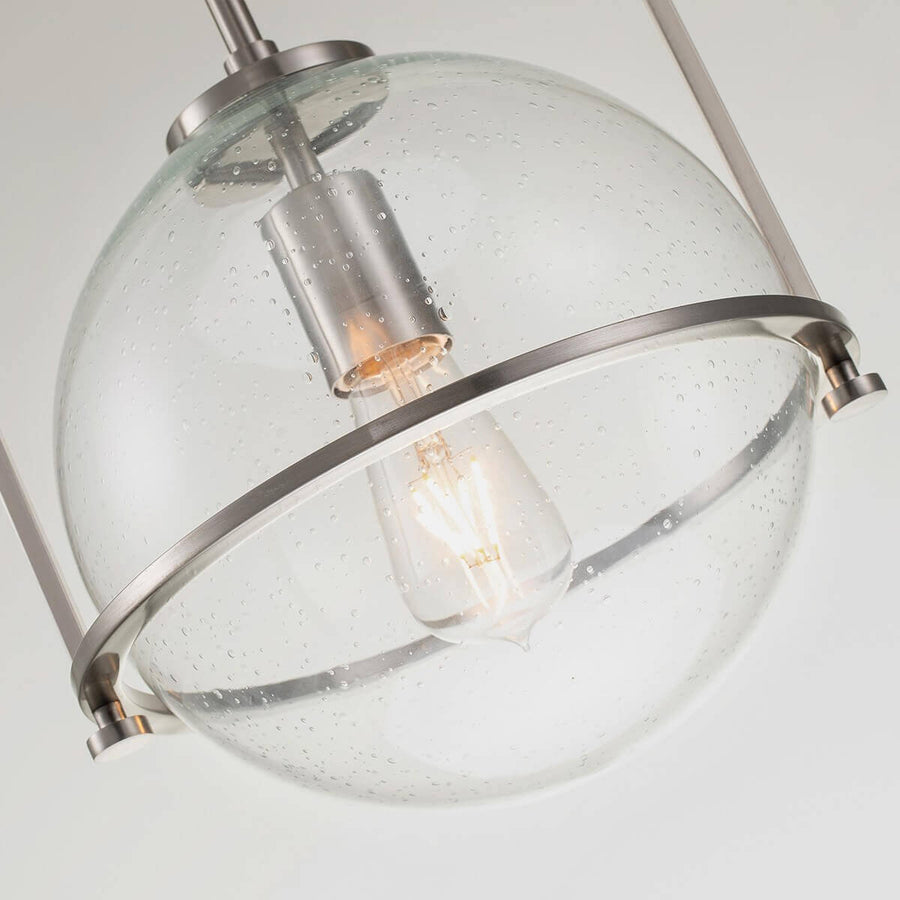 Gros plan du globe en verre bullé éclairé par une ampoule à filament