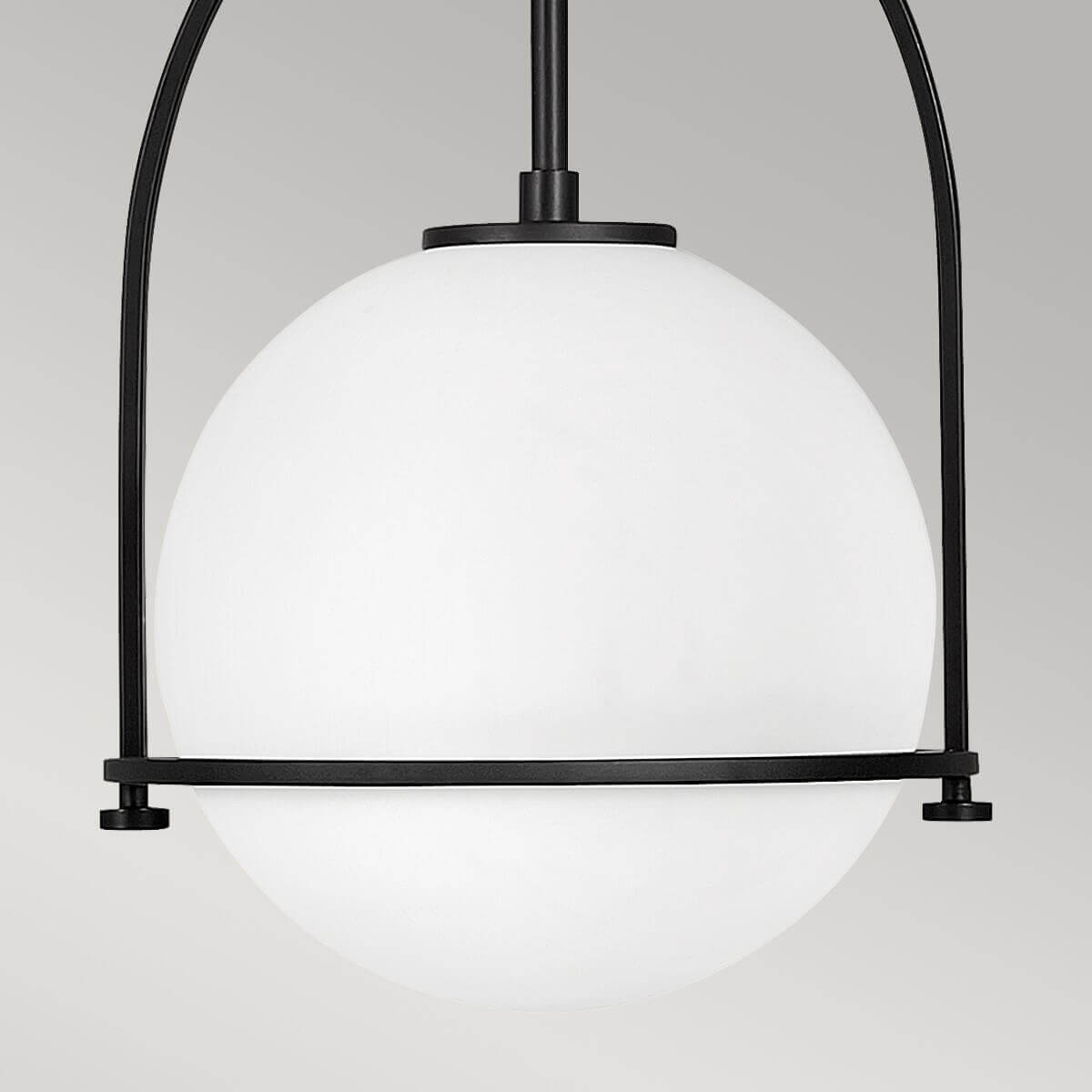 Détail du bas de la sphère opale et de l'anneau métallique noir
