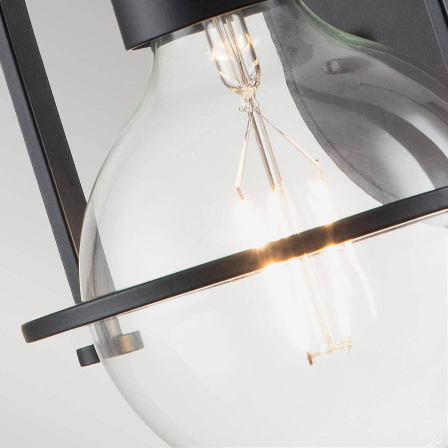Gros plan sur le globe en verre et l'ampoule à filament éclairée