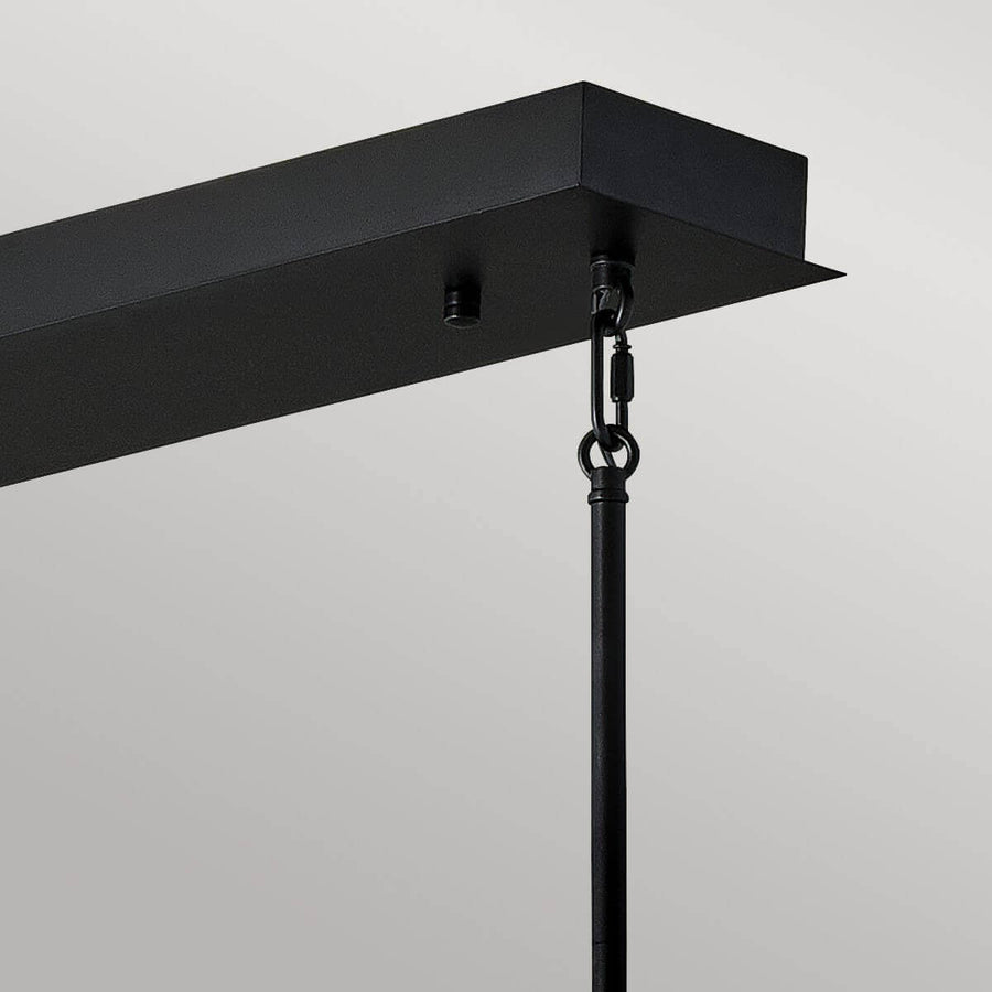 Détail de la fixation au plafond, platine noire et tige de suspension verticale