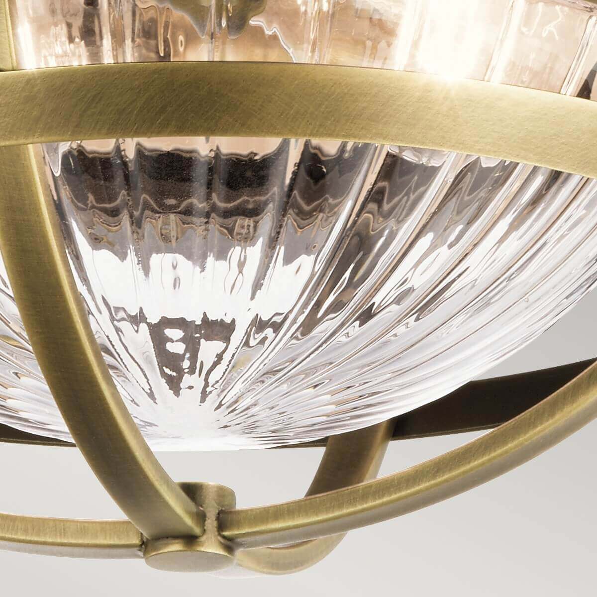 Vue par dessous du verre godronné et de la croisée en laiton
